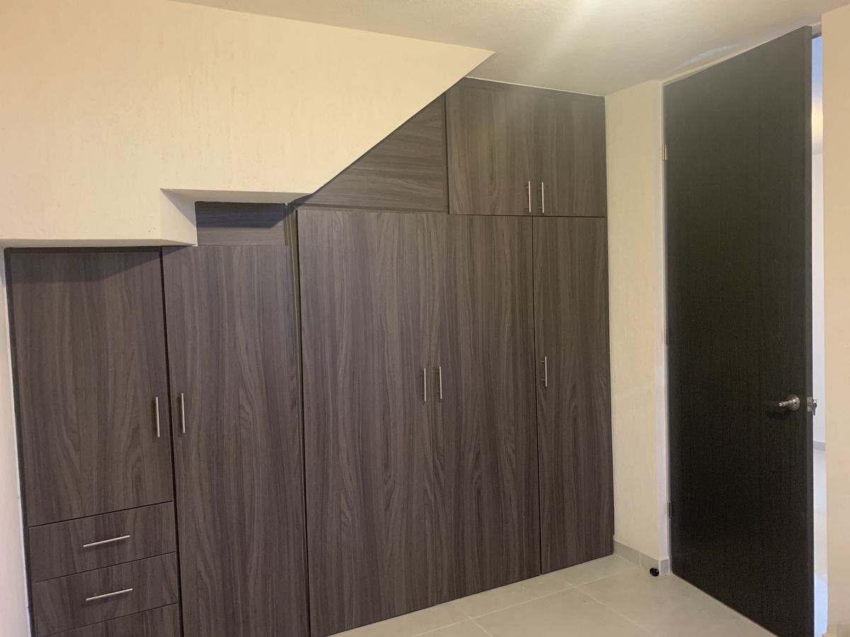 10 of 21: Closet recamara secundaria