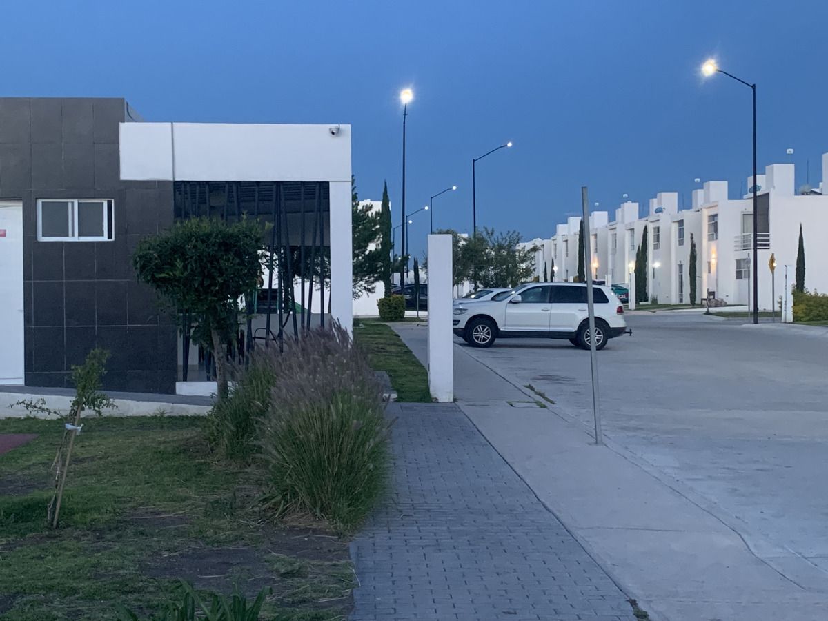 19 of 21: Salon de Eventos y estacionamiento visitas