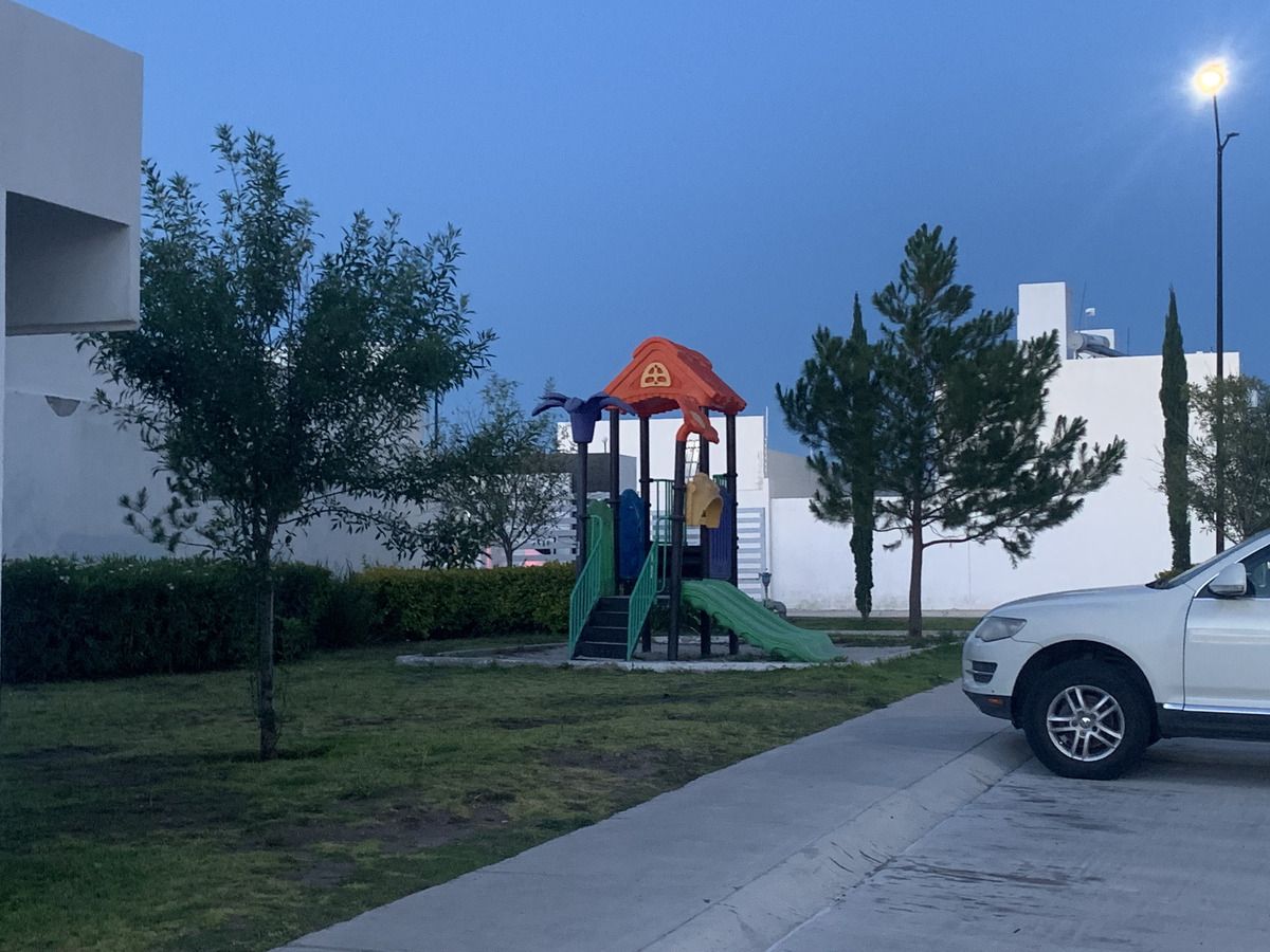 20 of 21: Zona de juegos infantiles