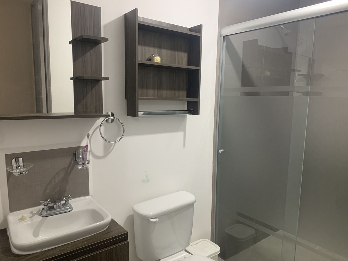 11 of 21: Baño secundario
