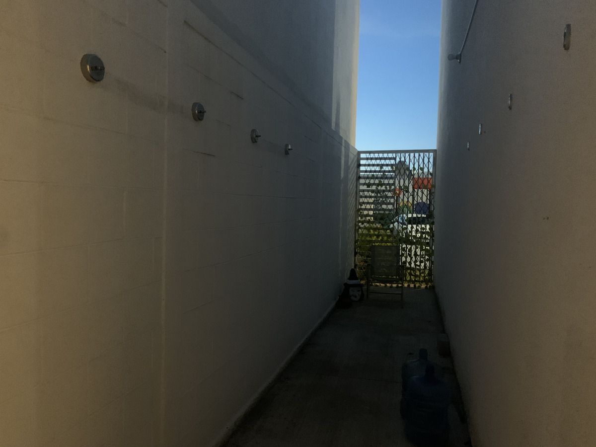 15 of 21: Pasillo lateral