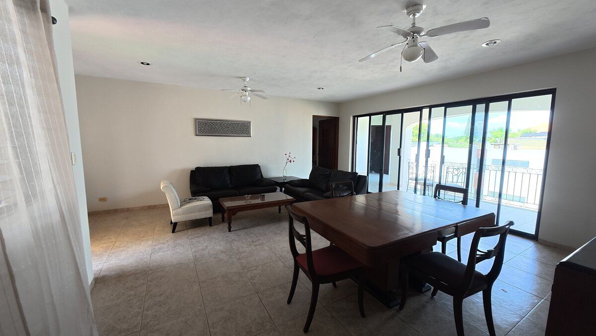 2 de 20: sala y comedor con acceso al balcón