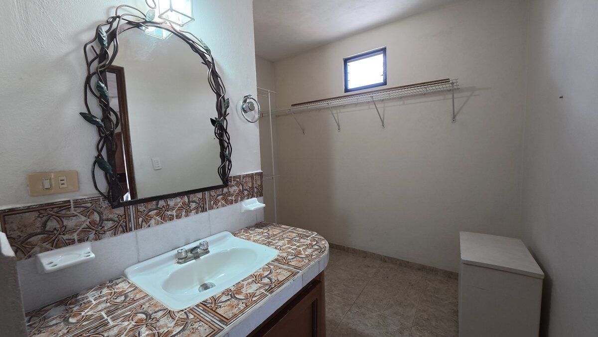 7 de 20: baño de la recamara principal con closet abierto.