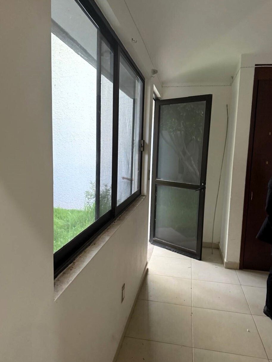10 de 21: Entrada al cuarto de visitas