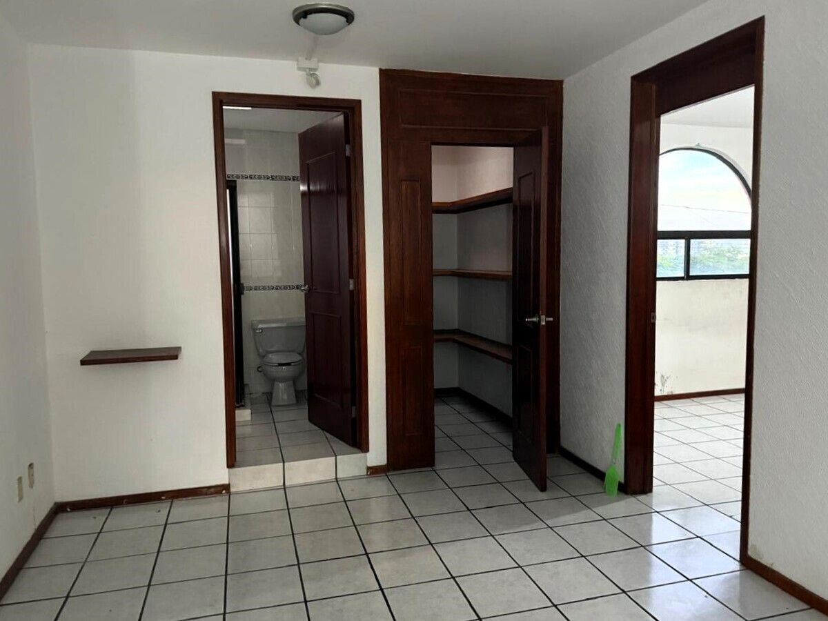 12 de 21: Planta alta, closet de blancos y baño