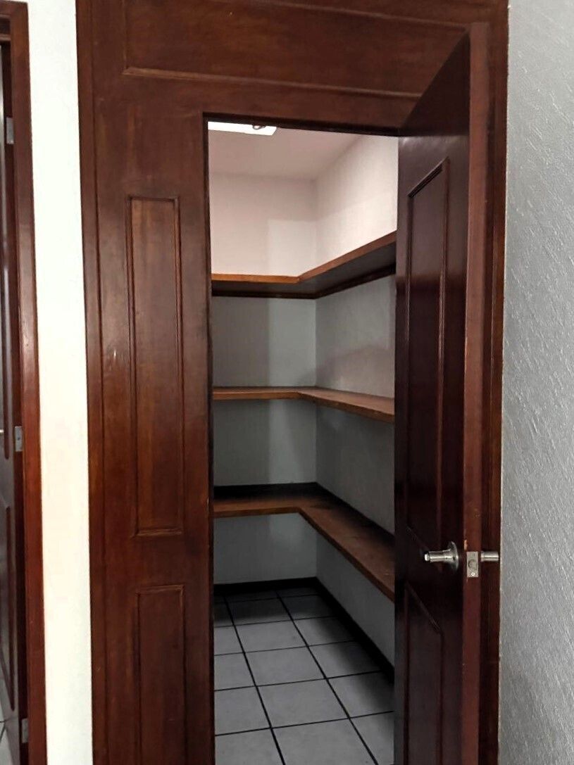 13 de 21: Closet de blancos