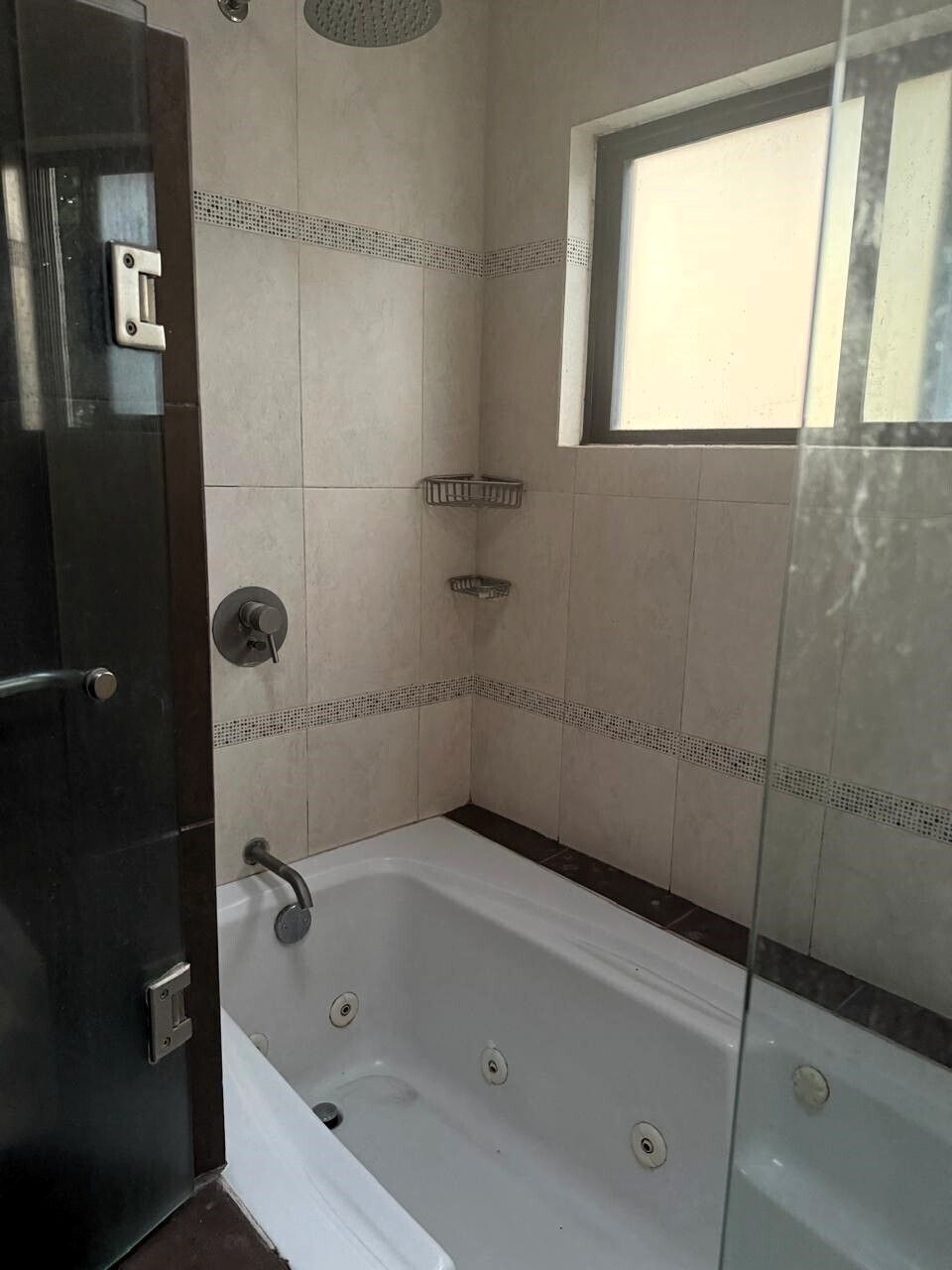 20 de 21: Tina de baño de recamara principal
