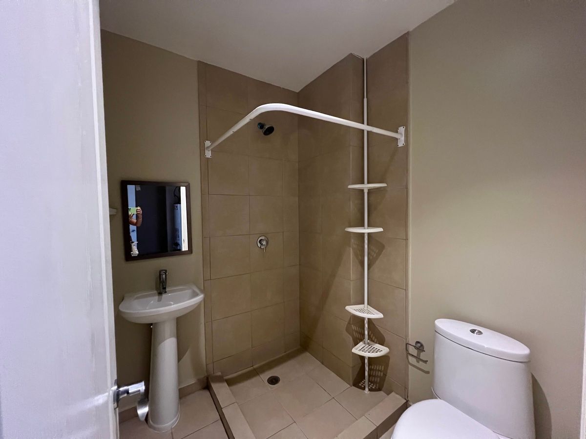 9 de 10: Cuarto de servicio con baño