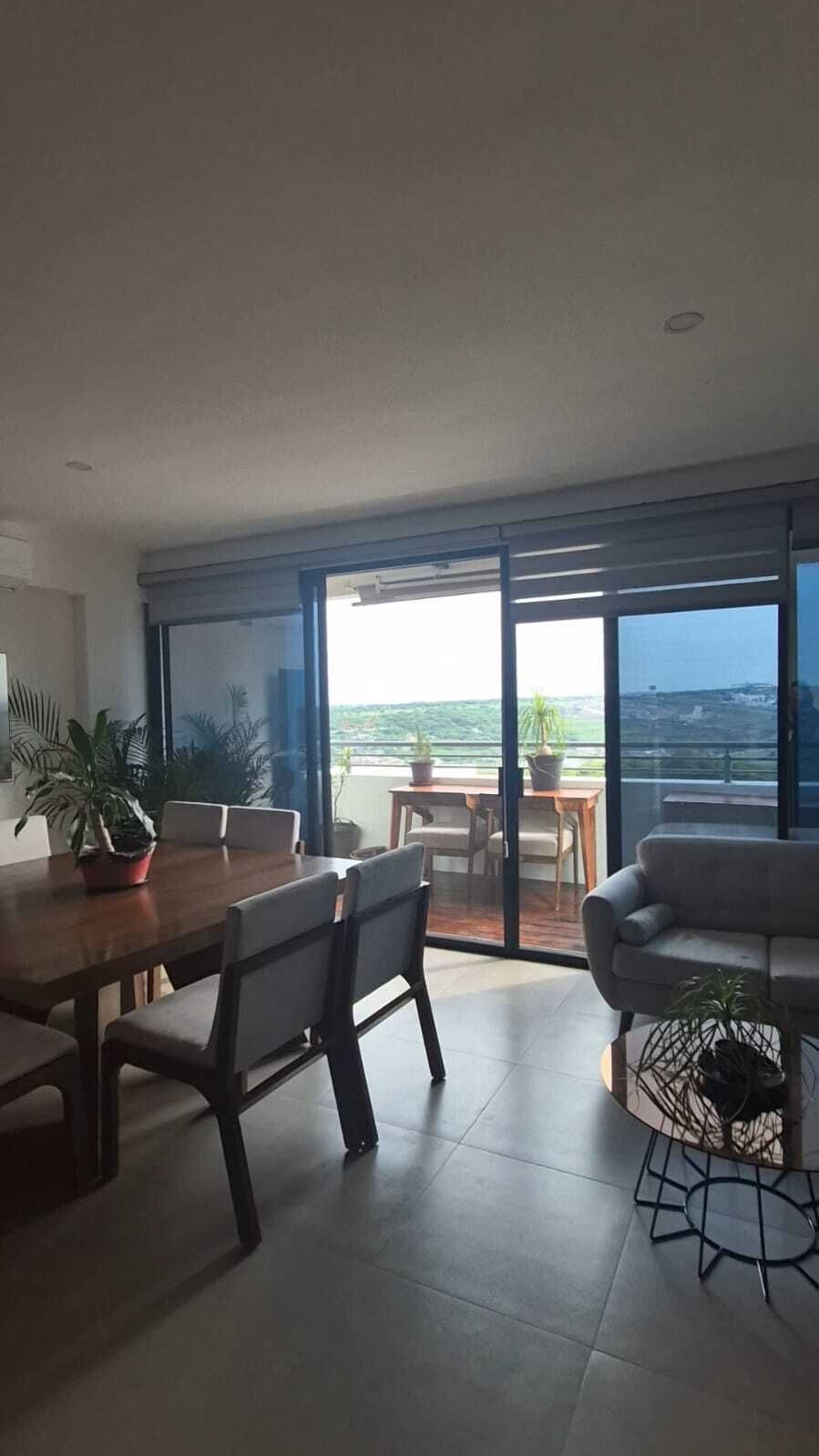 2 de 14: Sala, Comedor y vista al balcón