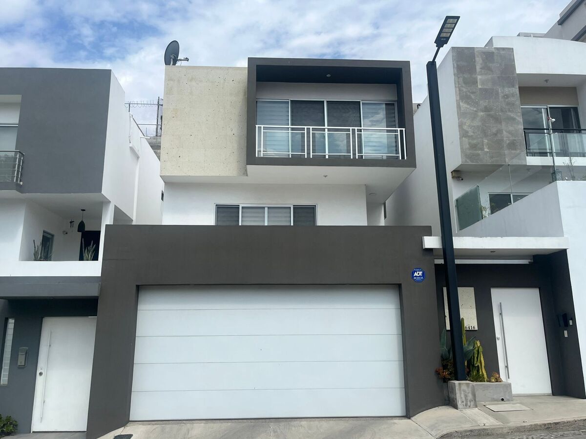 1 of 5: Frente de casa