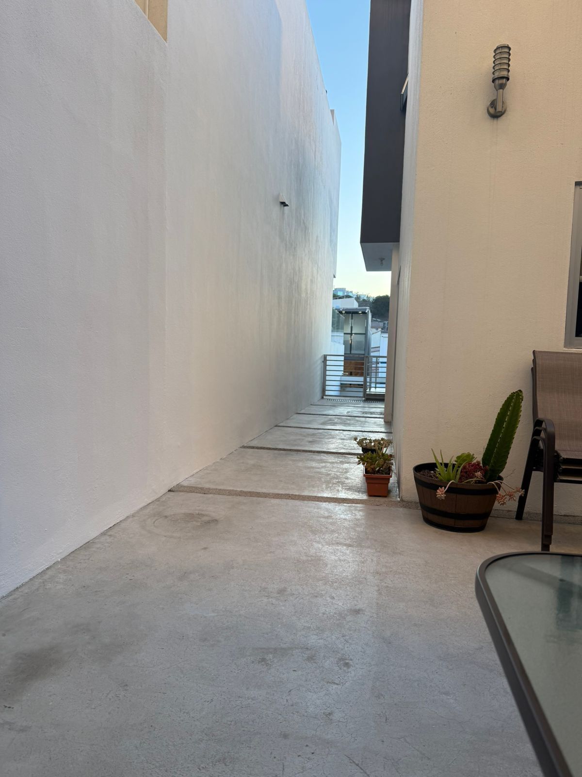 5 of 5: Pasillo hacia patio