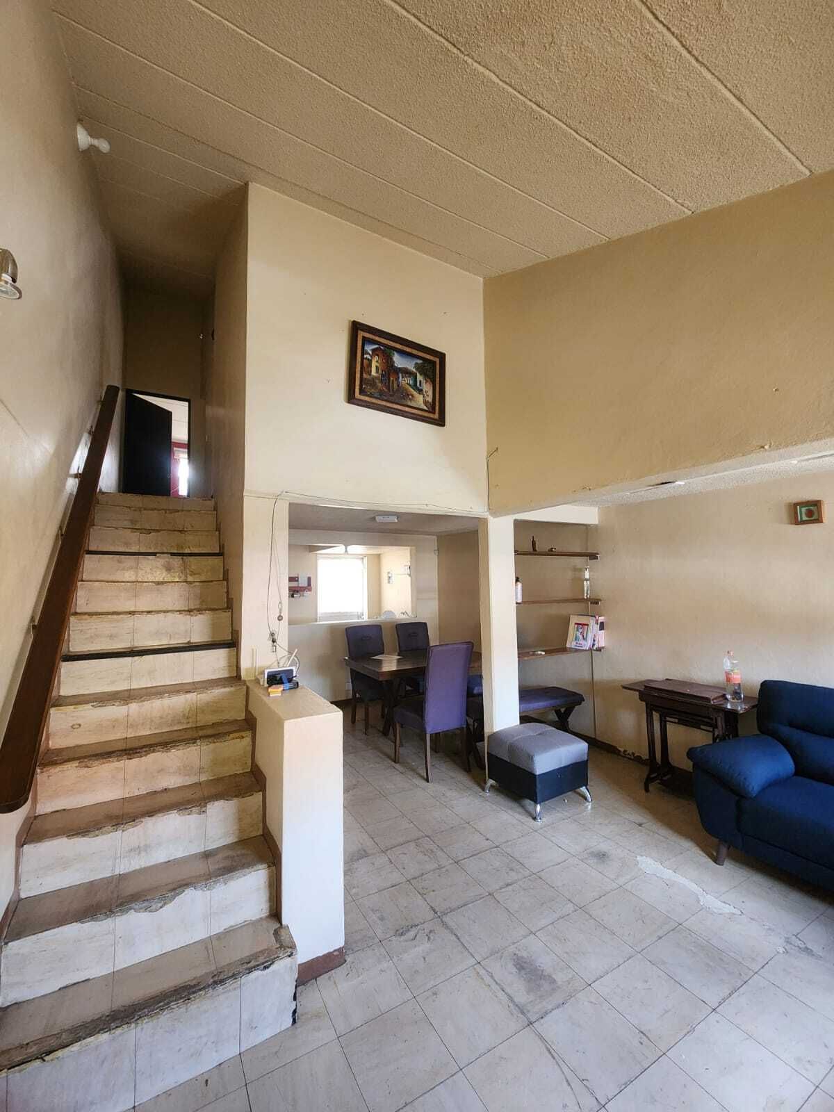 5 of 20: Escalera - estancia