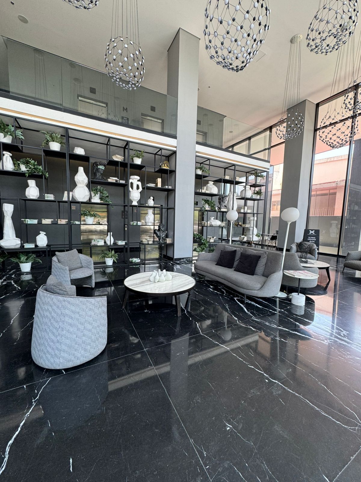 2 of 21: LOBBY DISTRITO CHAPULTEPEC