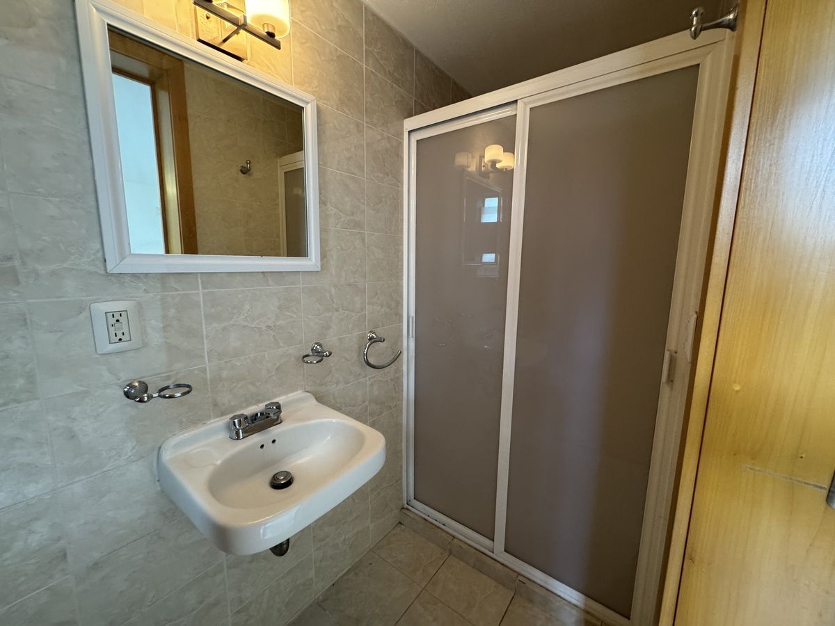 11 de 32: Baño completo cuarto de servicio