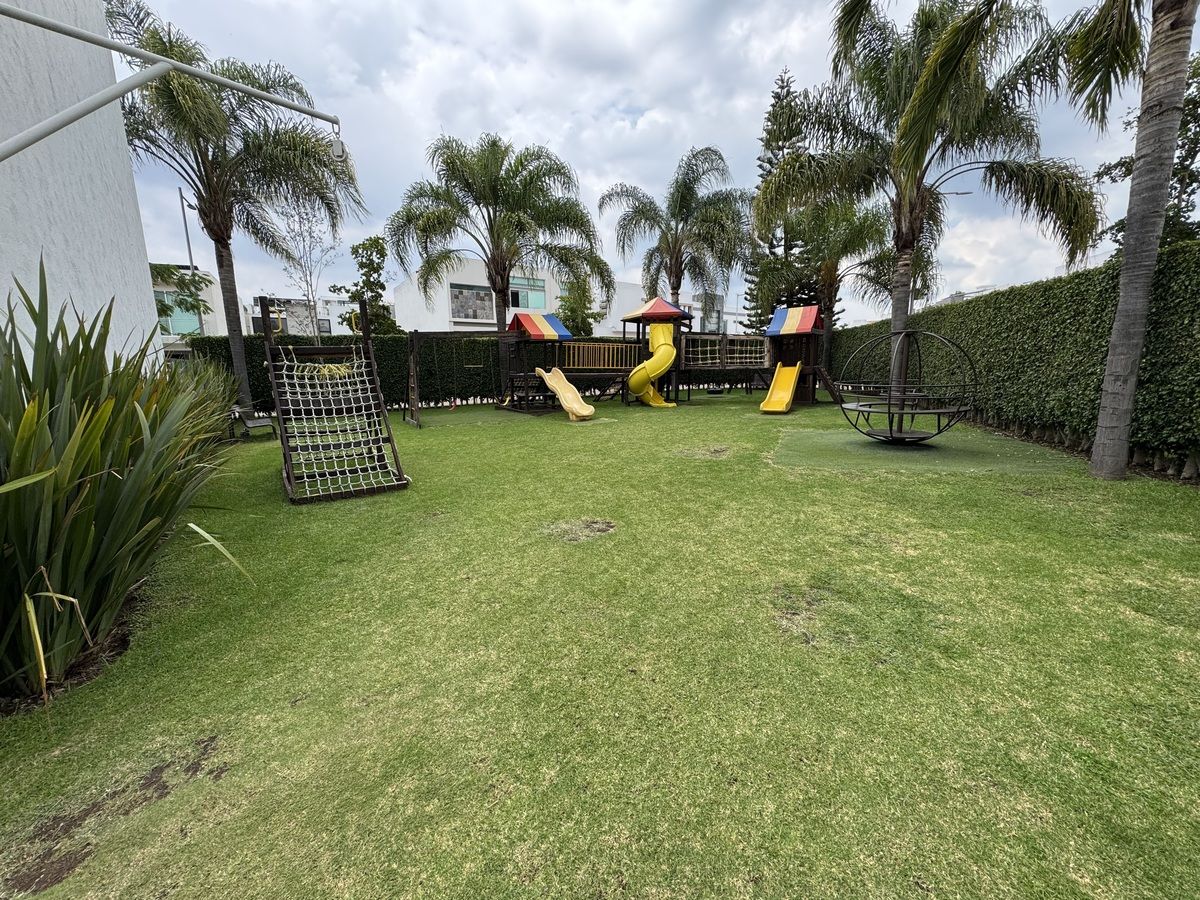 29 de 32: Jardín con juegos infantiles