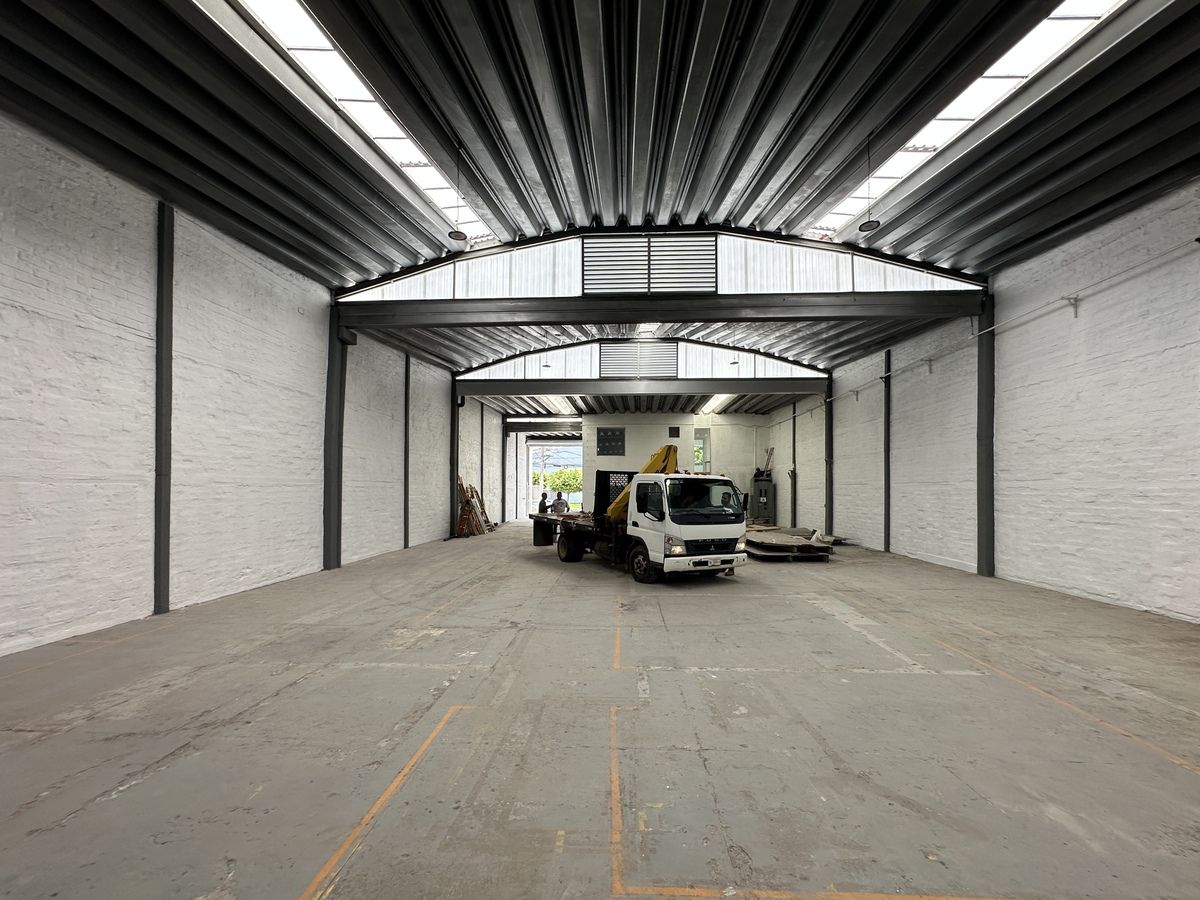 1 of 22: vista del Interior Bodega Belenes Venta 700 M2 Zapopan norte