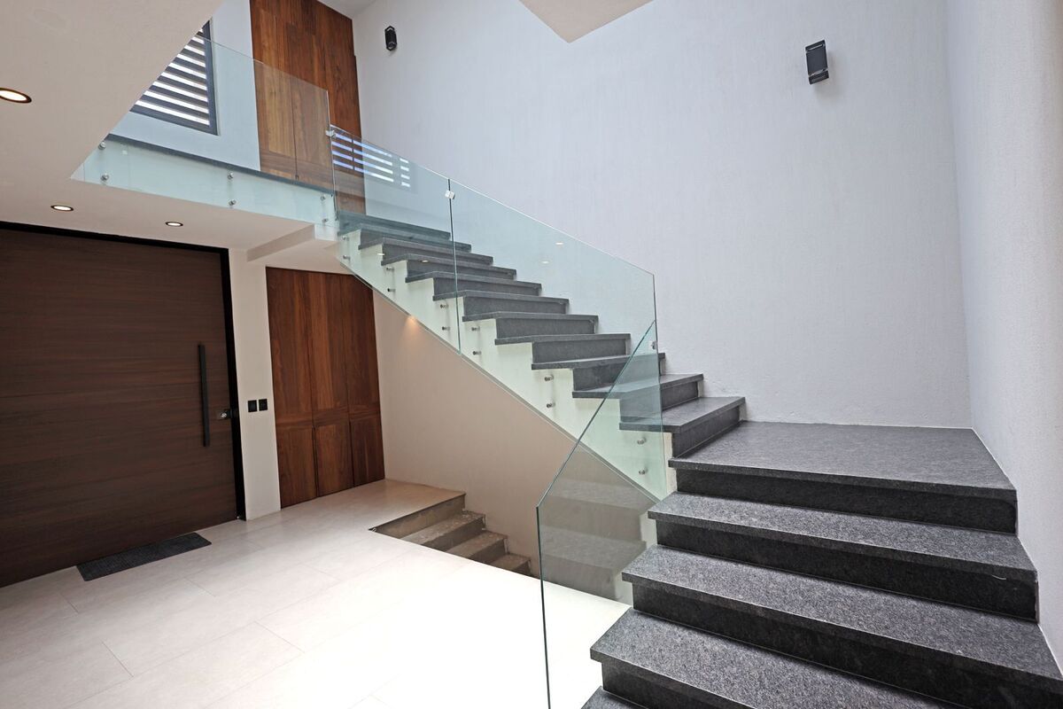 16 of 28: Amplias escaleras