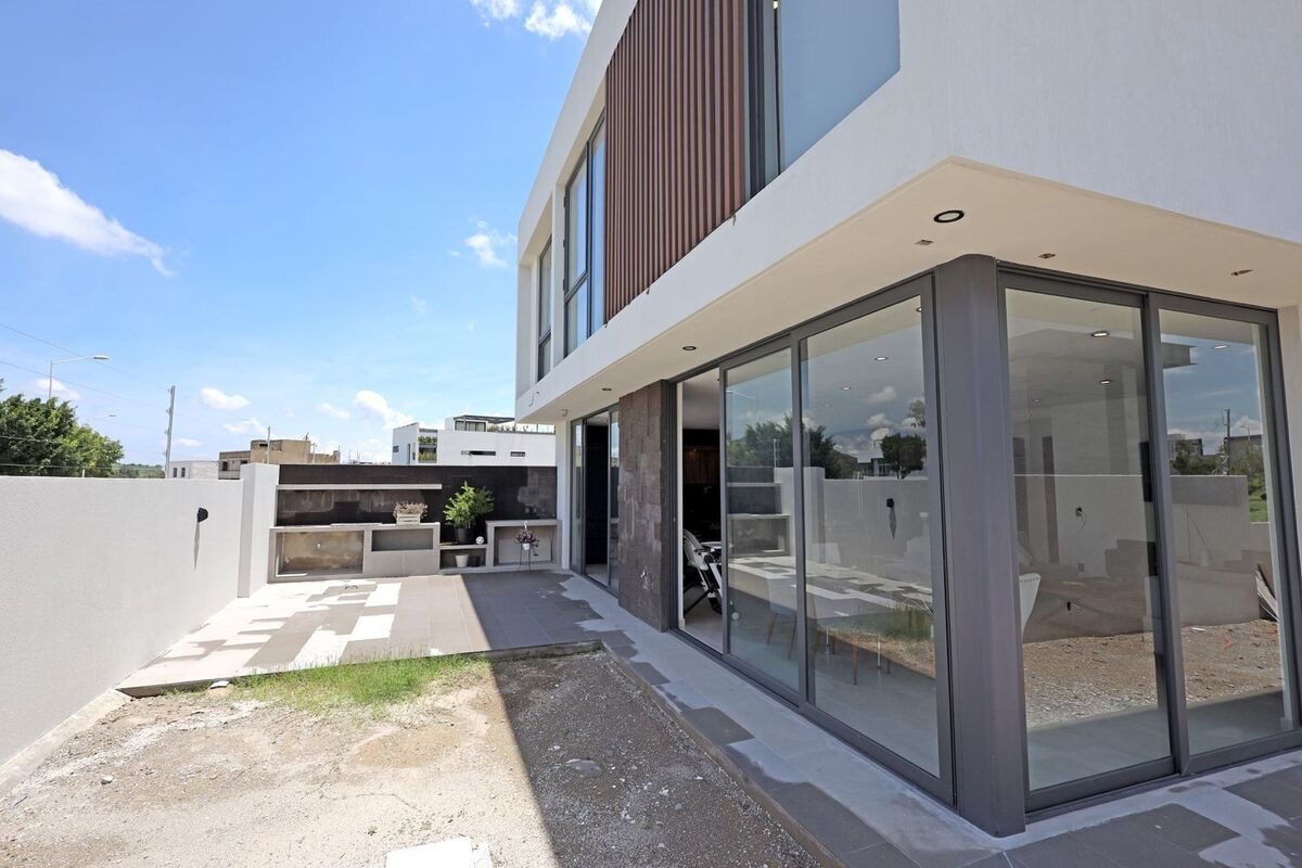 4 of 28: Terraza con asador