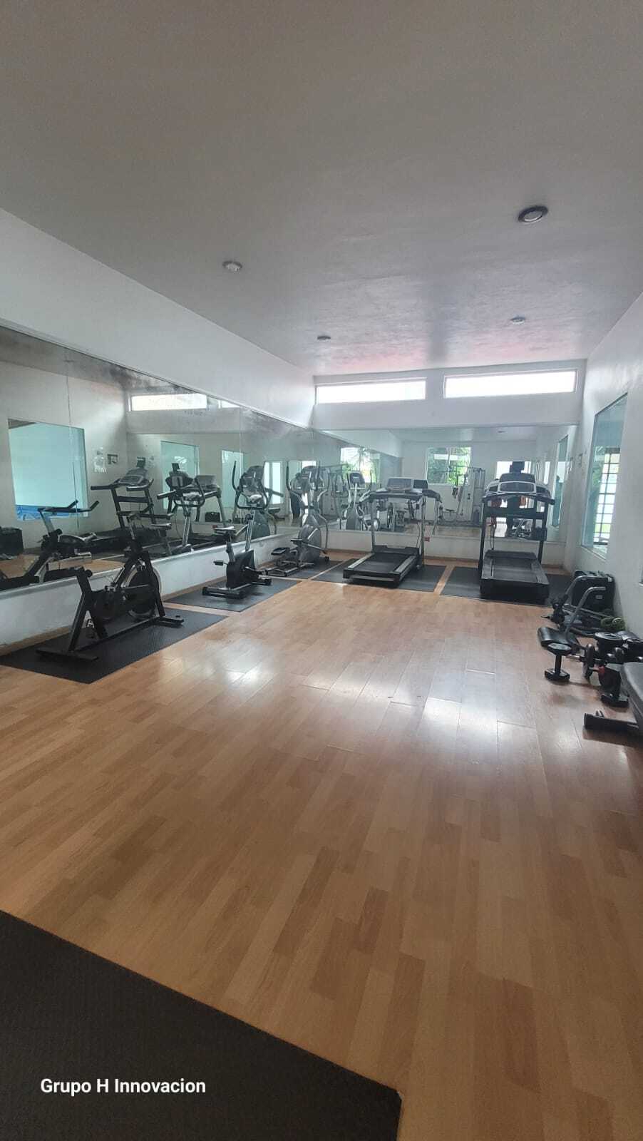 17 de 21: Gimnasio Equipado