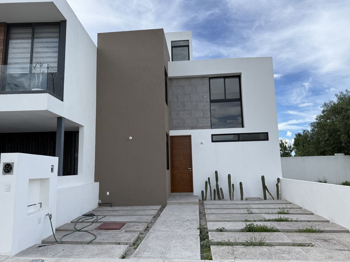 1 of 16: FACHADA