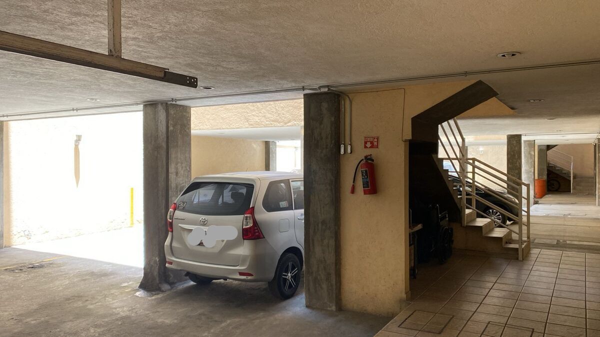 5 de 11: Escalera y estacionamiento