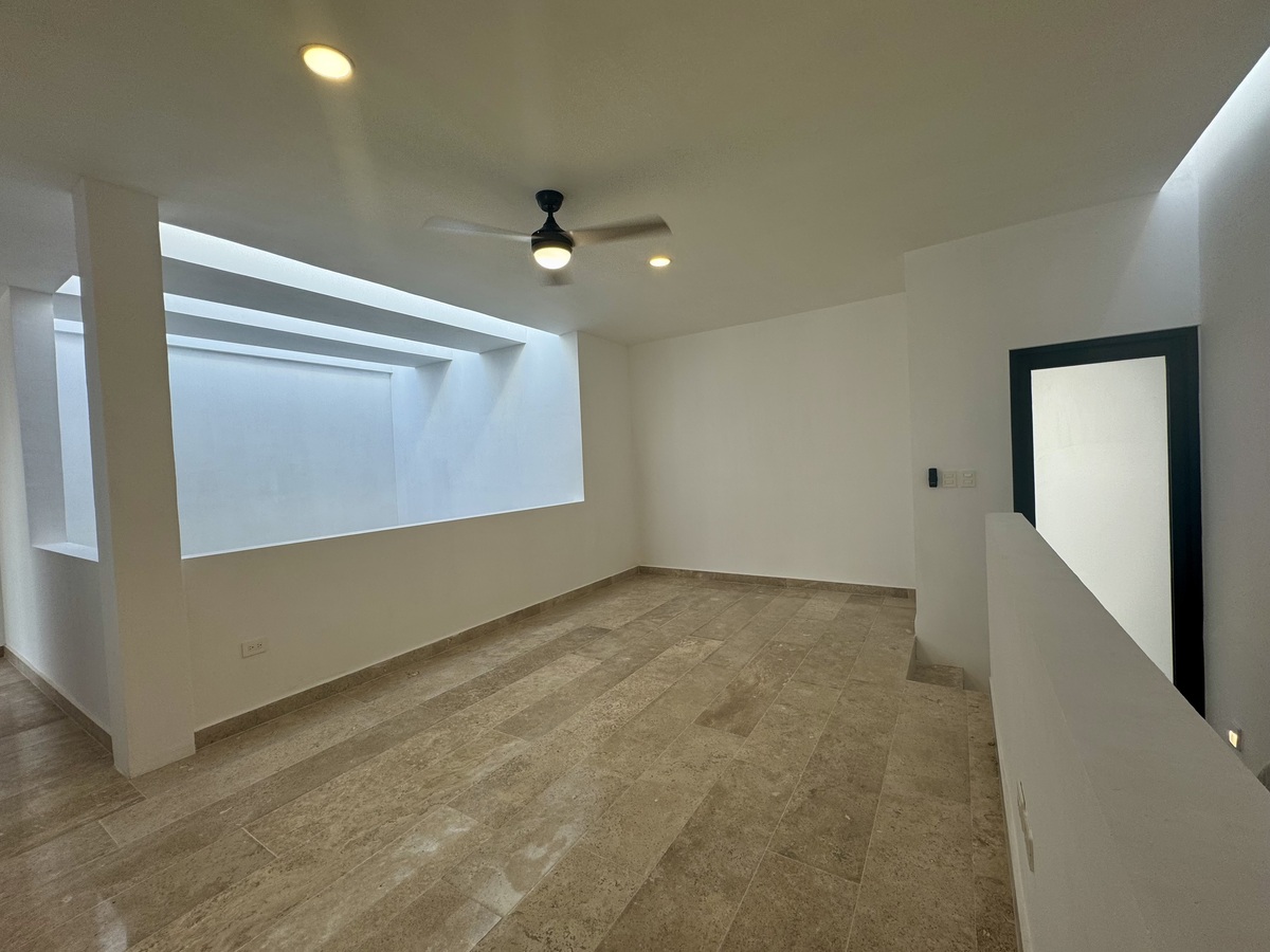 19 de 34: Sala de TV planta alta