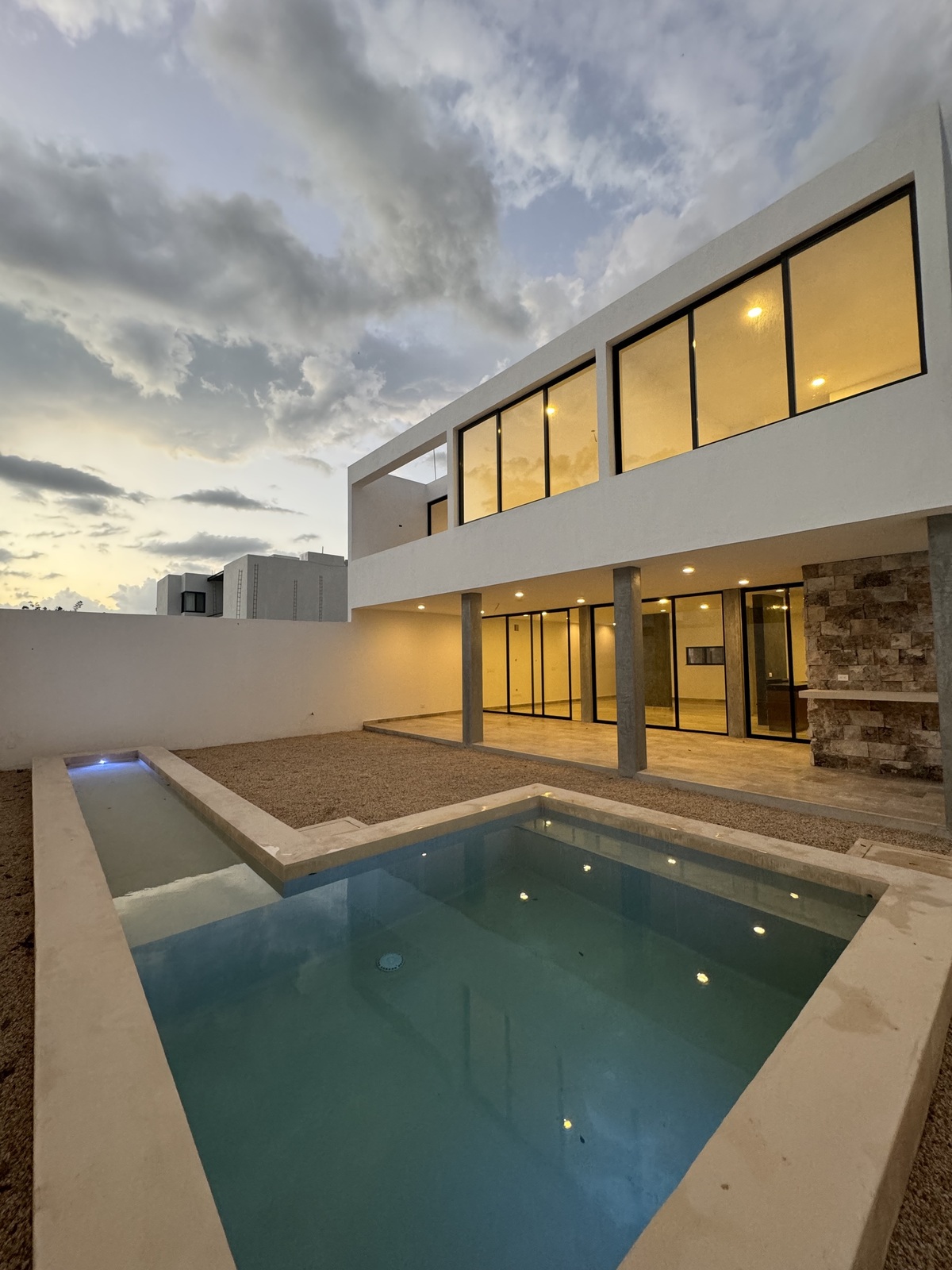11 de 34: Terraza, piscina,