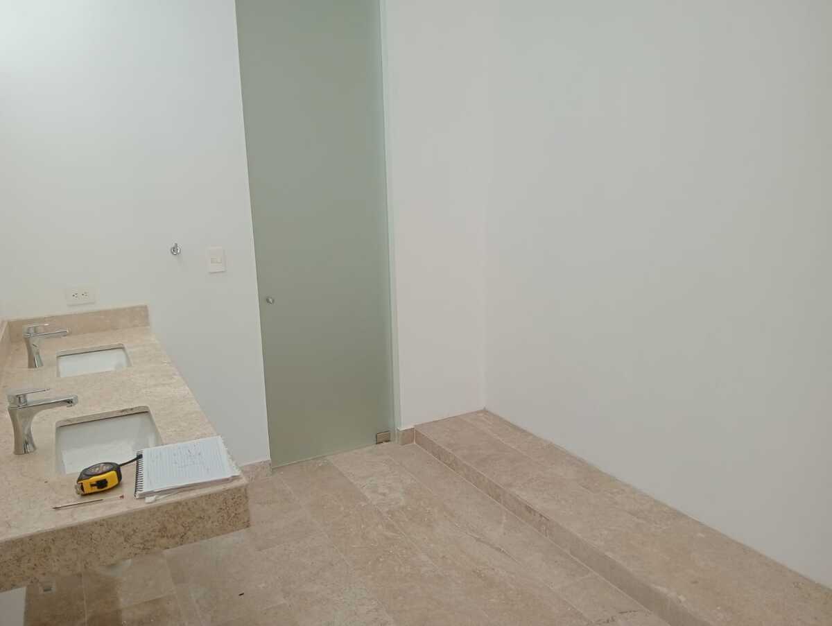 34 de 34: Closet vestidor, baño recámara principal