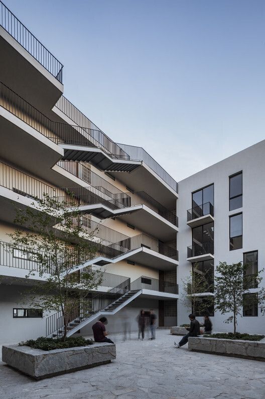 2 de 9: Fachada del edificio en Portales