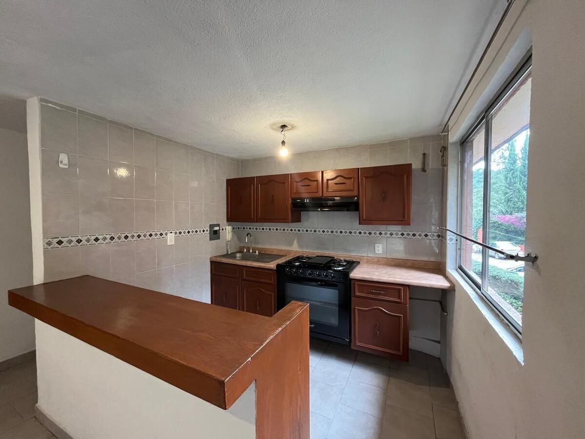 4 of 22: Cocina con barra