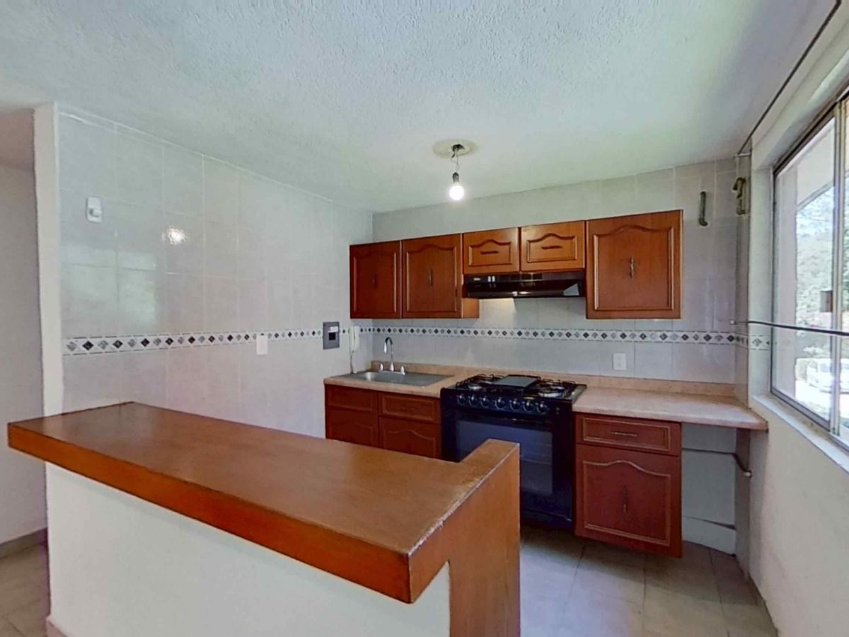 6 de 26: Cocina con barra desayunador