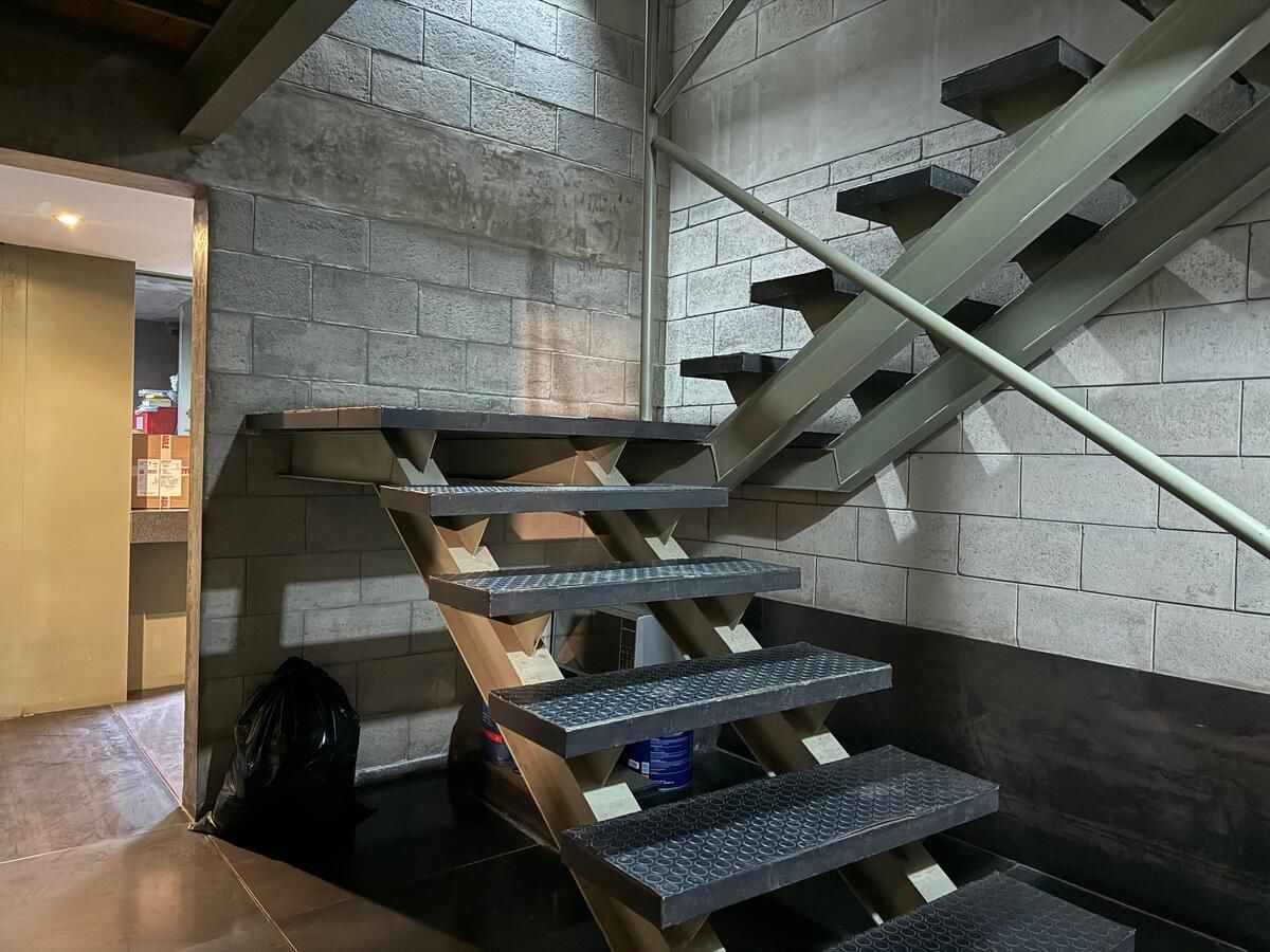 3 de 21: Acceso al primer nivel, escaleras