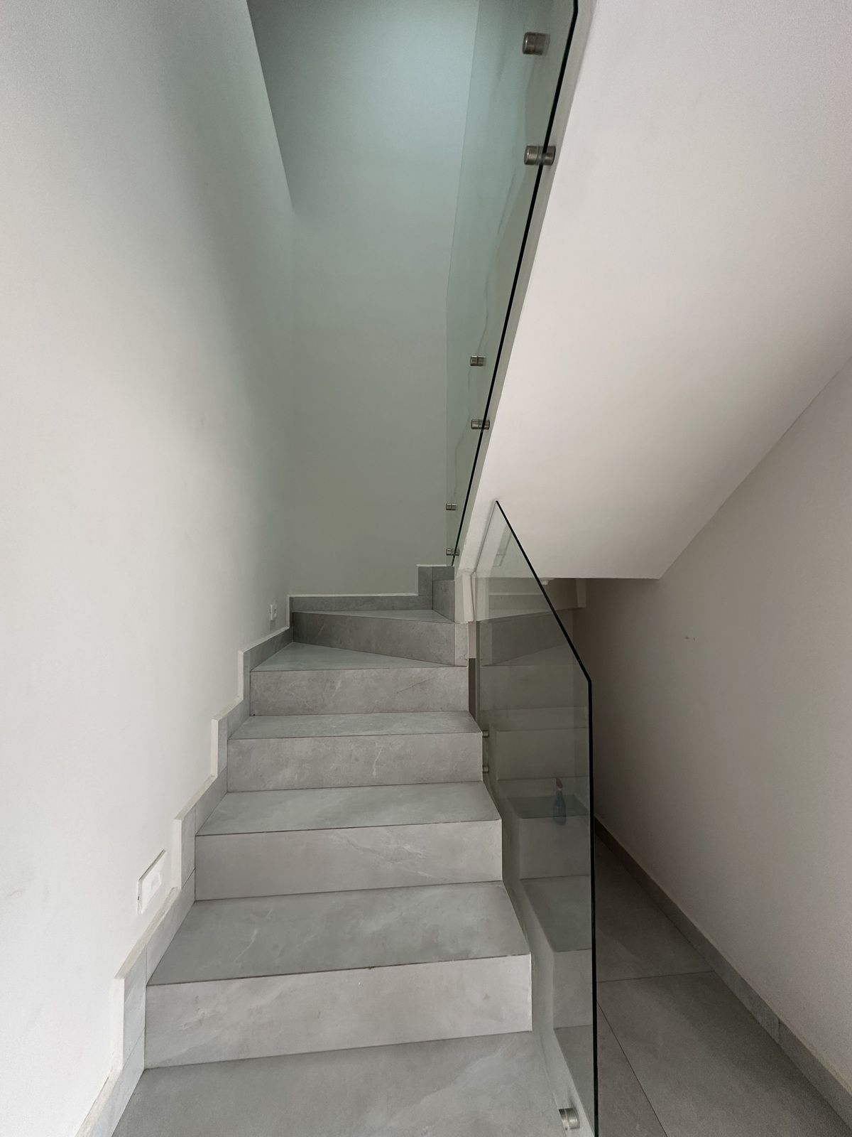 2 de 17: Escaleras con barandal de cristal templado