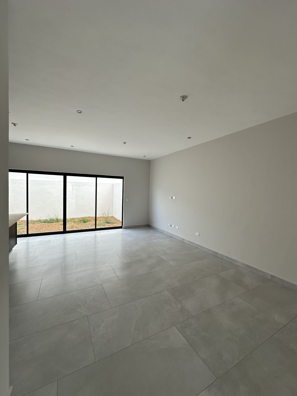 3 de 17: Sala- comedor con jardían