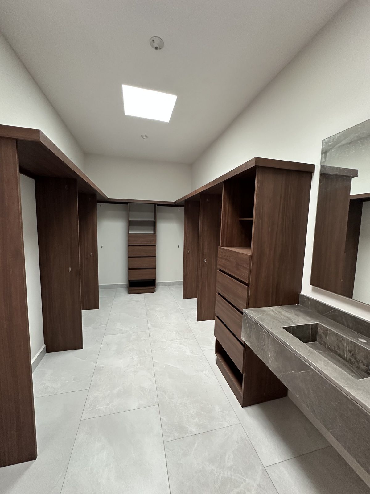 7 de 17: Vestidor recámara principal