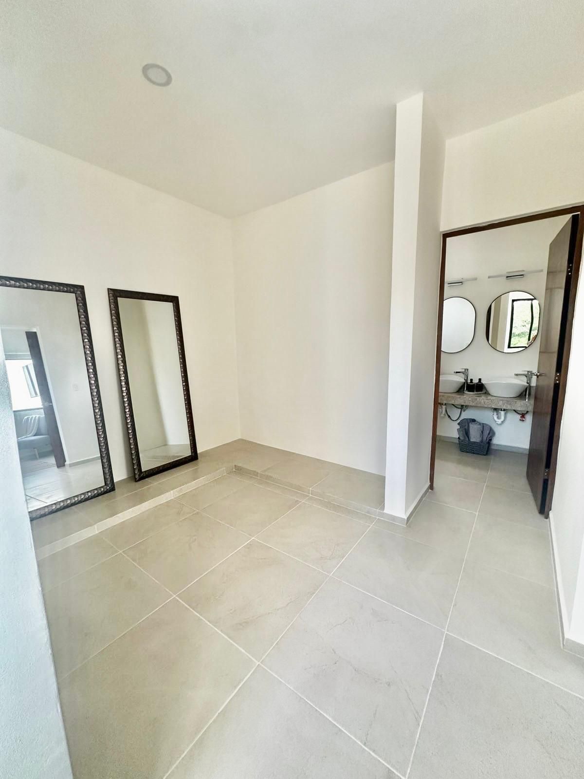 5 of 12: Walking closet recamara principal