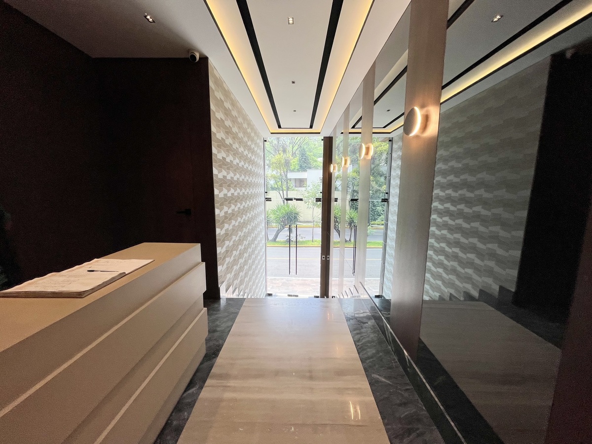 2 de 32: Entrada peatonal edificio
