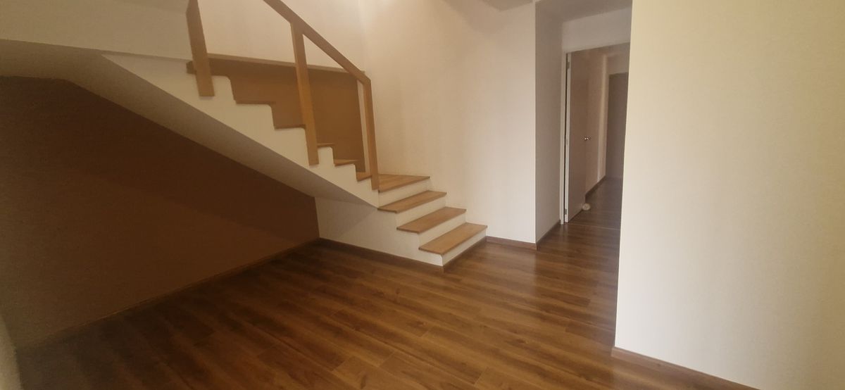 4 de 26: Sala TV y escalera