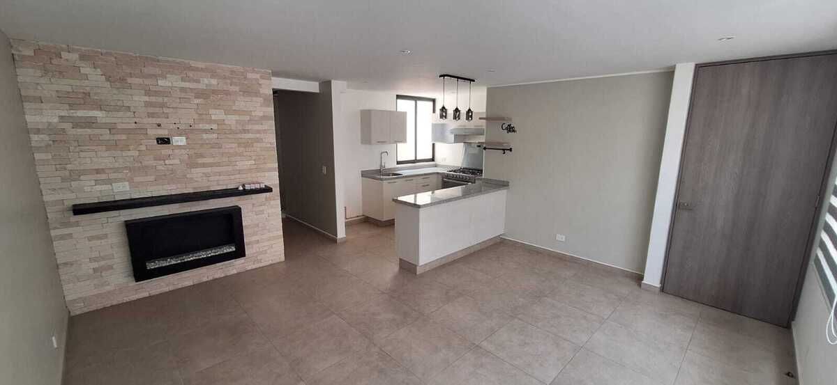 2 de 12: ENTRADA SALA-COMEDOR Y COCINA