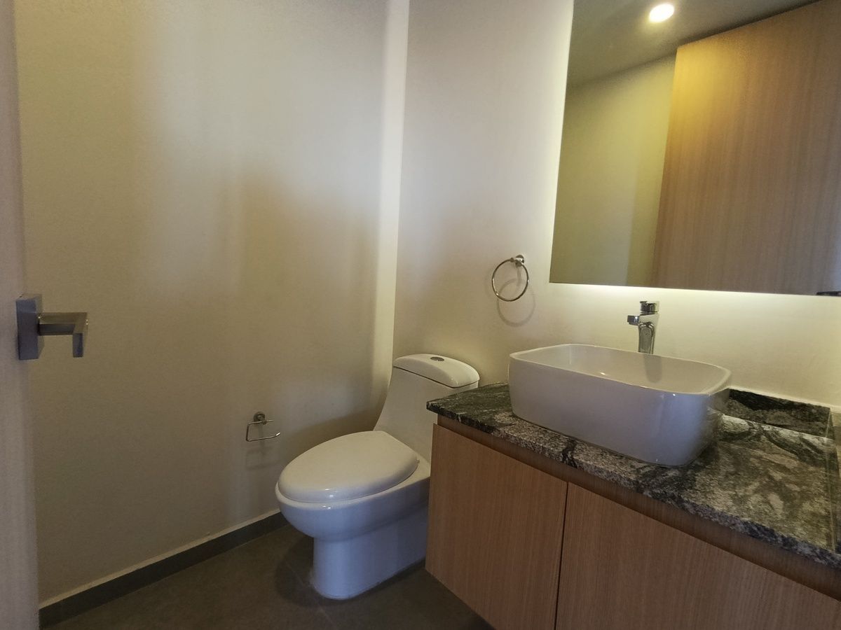 12 of 18: Medio baño