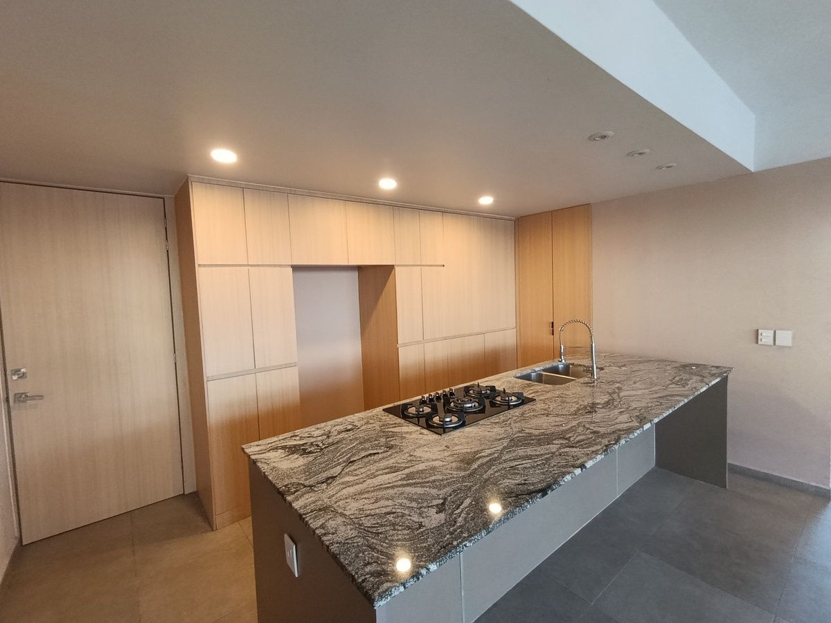 13 of 18: Cocina con espacio para lavadora
