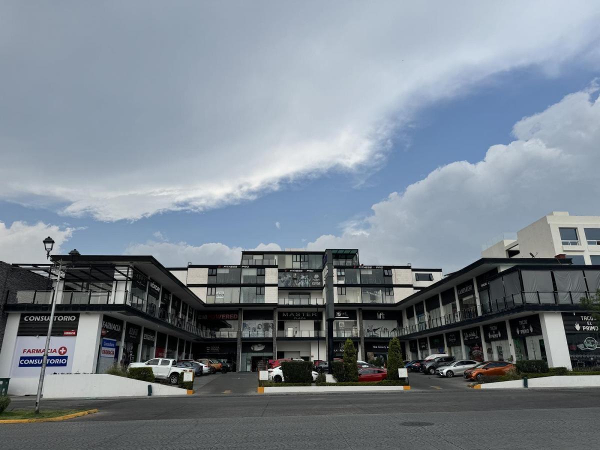 1 of 8: Plaza comercial bien acreditada
