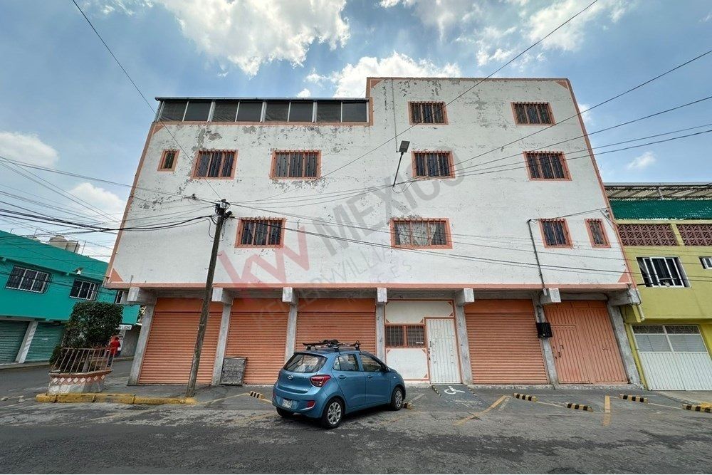 1 of 25: Fachada