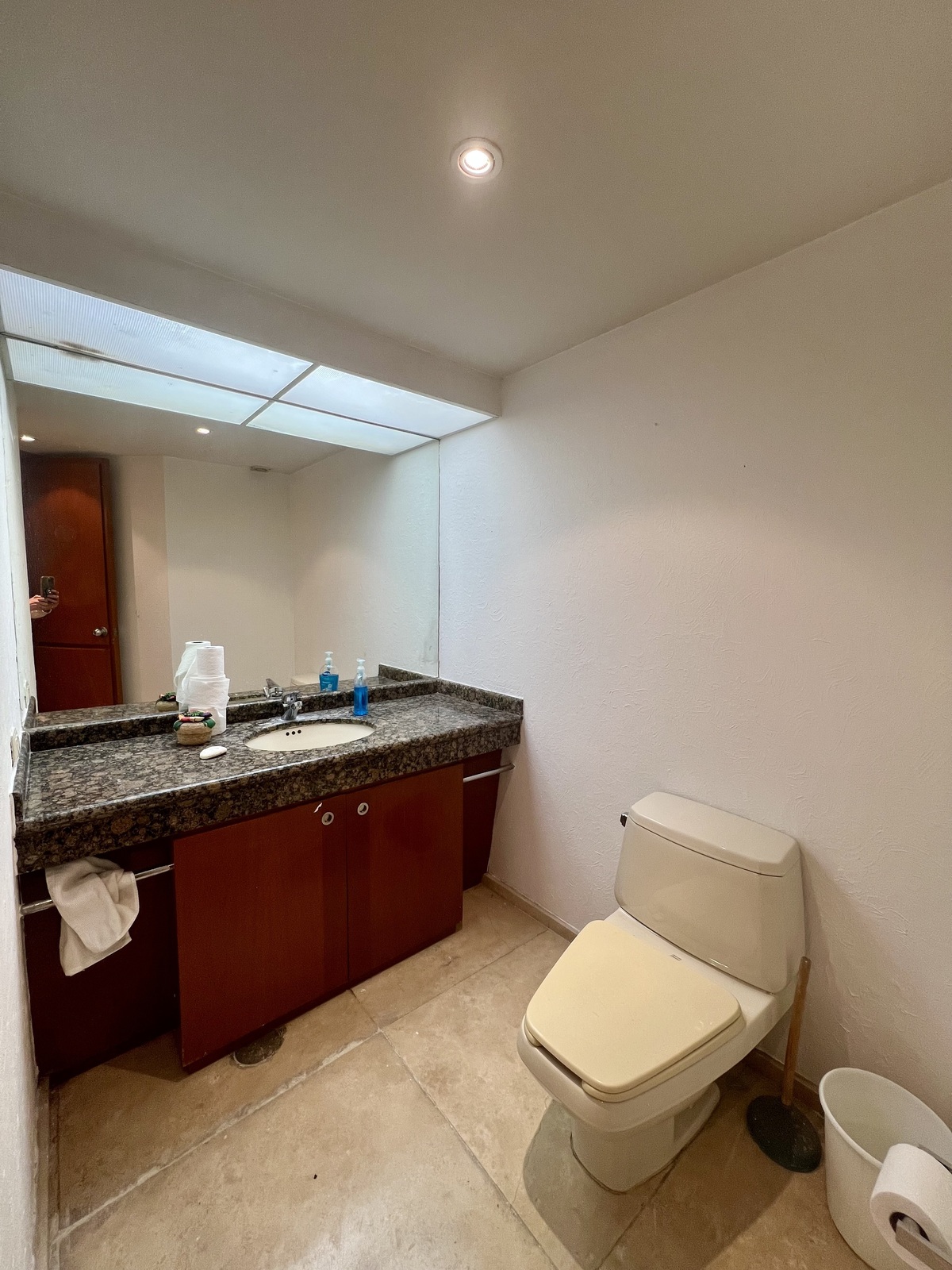 5 of 26: baño de visitas