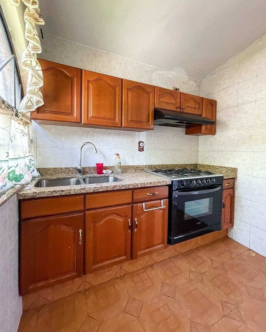 4 of 10: Cocina integral en casa de Jardines de la Cruz