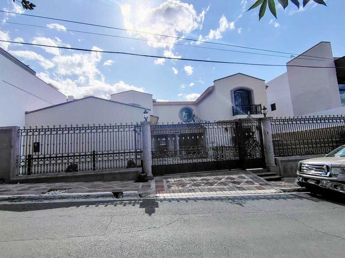1 of 31: FACHADA PRINCIPAL