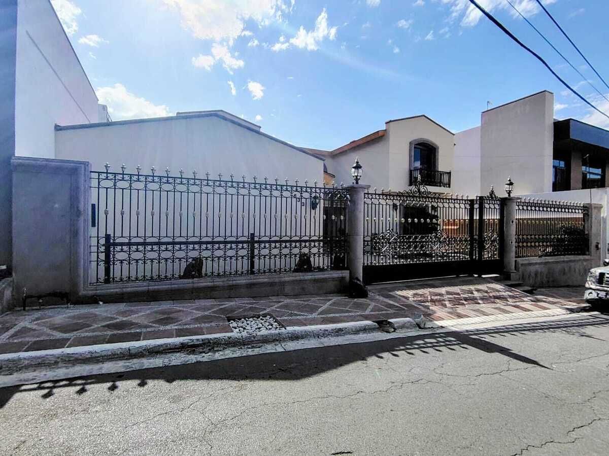 2 of 31: FACHADA PRINCIPAL