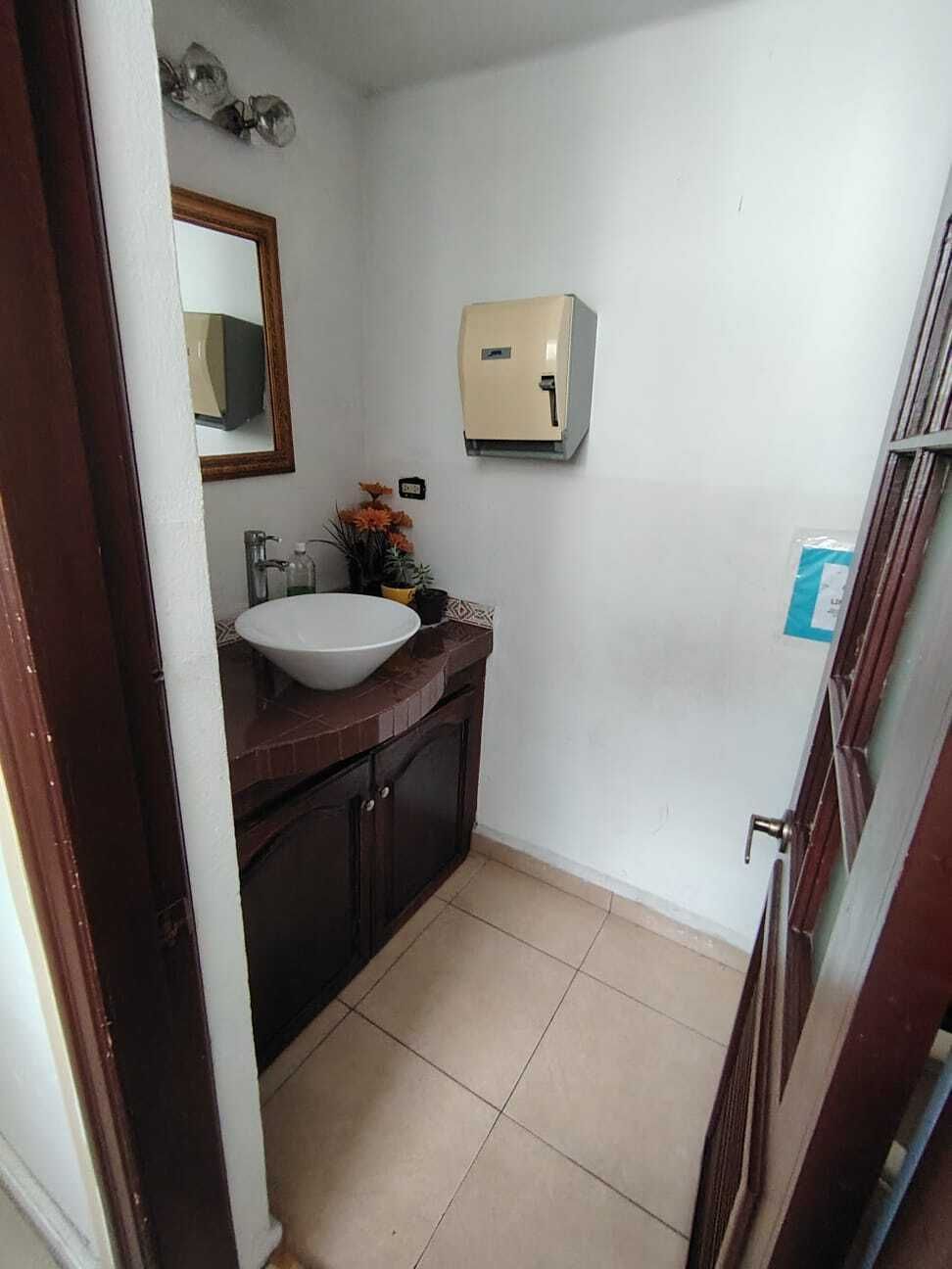 23 of 30: MEDIO BAÑO PLANTA BAJA