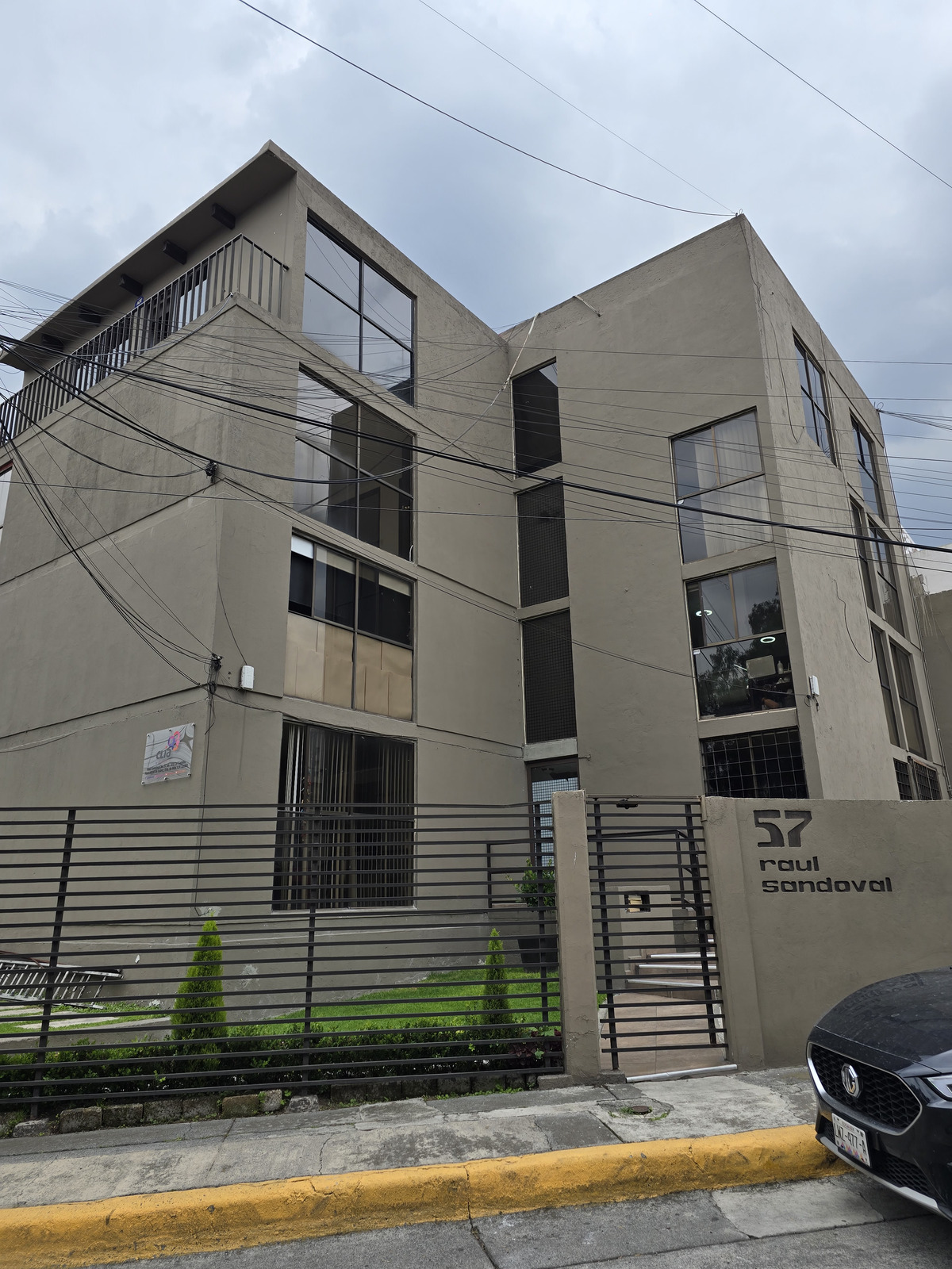 1 of 20: Fachada