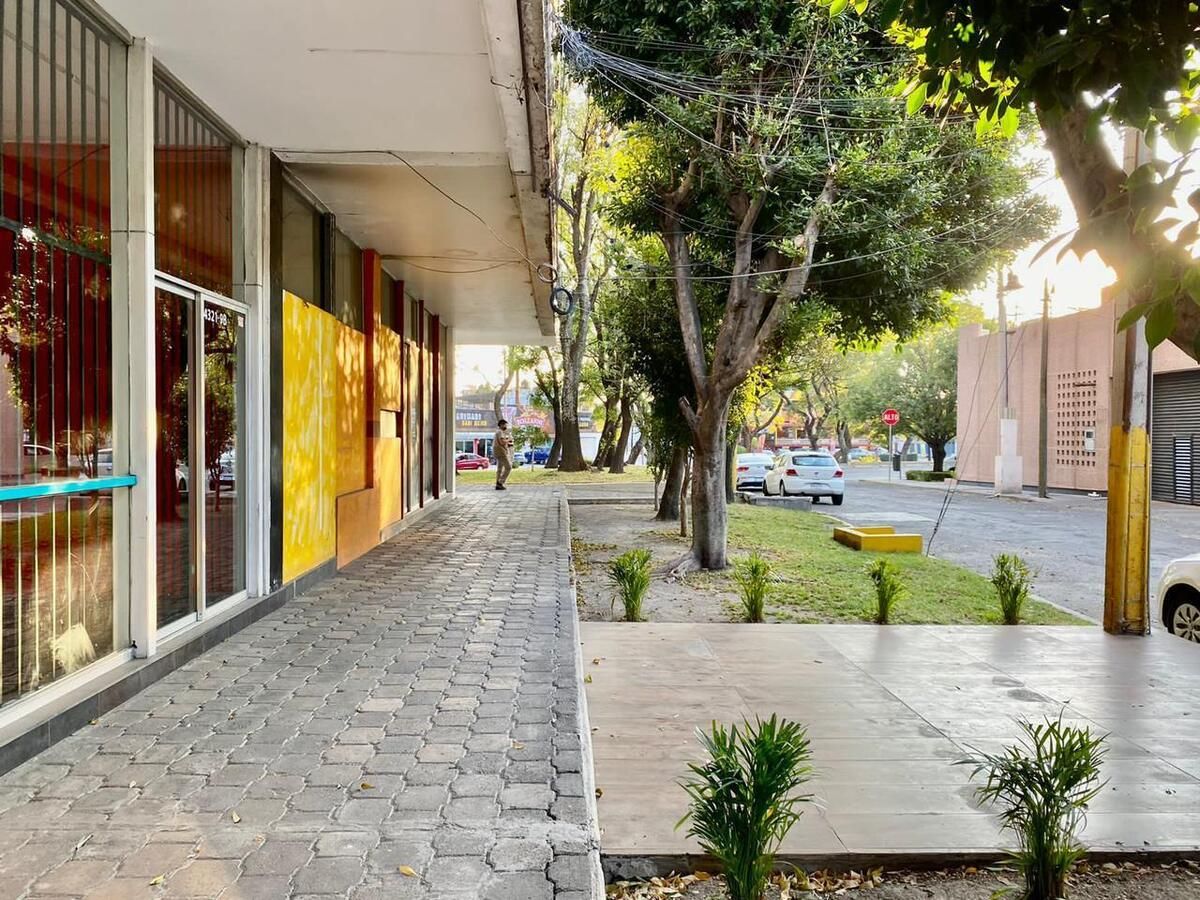 1 of 7: Local con espacio sobre Av. 5 de Mayo